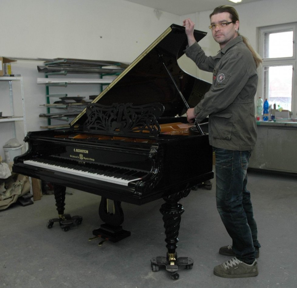 Jan Rez ukazuje zrenovovaný 135 let starý klavír