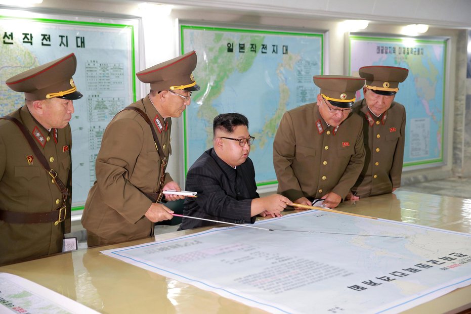 Vůdce KLDR Kim Čong-un s představiteli armády