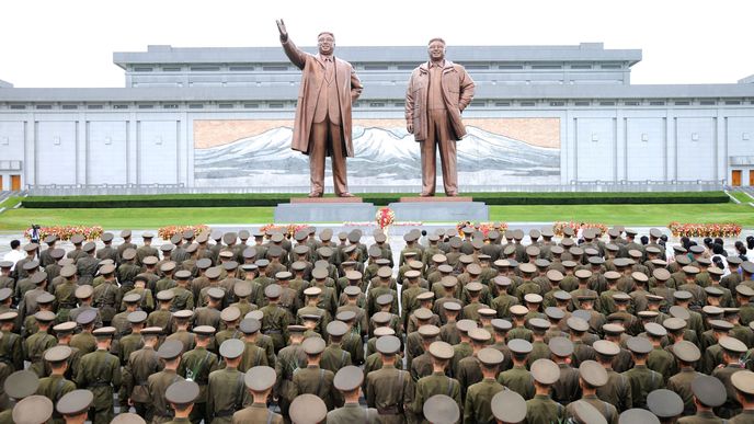 Severokorejští vojáci a symboli moci.