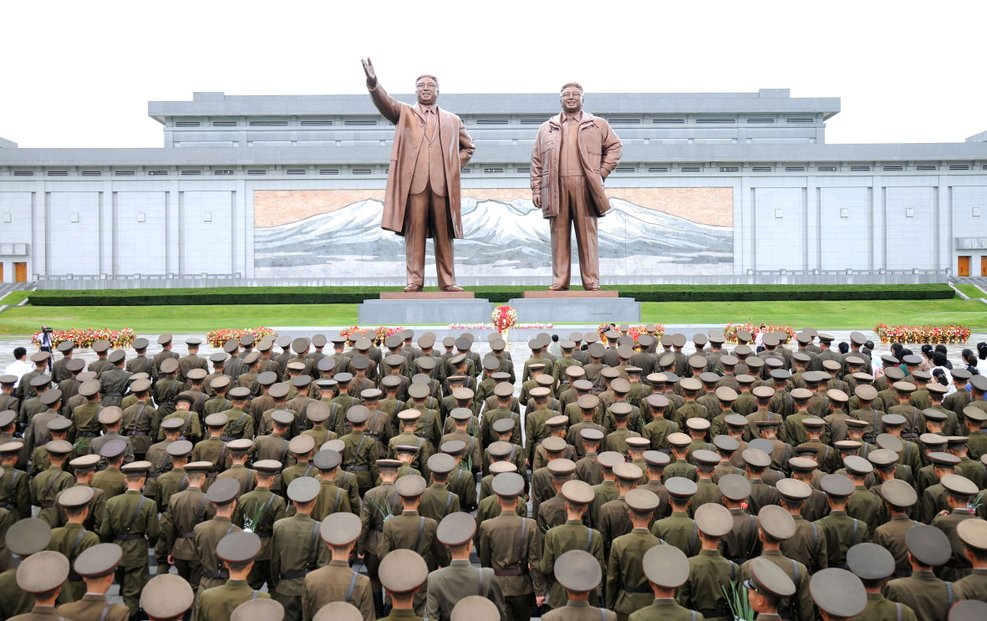 Severokorejští vojáci a symboli moci.