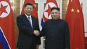 Kim si při rozhovoru s čínským prezidentem ve čtvrtek postěžoval na neochotu Washingtonu vyjít Pchjongjangu jakkoli vstříc. Spojené státy požadují, aby se Severní Korea nejprve zcela vzdala vývoje jaderných zbraní, teprve potom jsou ochotny odvolat sankce. 