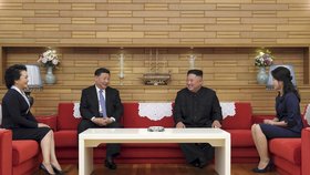 Návštěva čínského prezidenta v KLDR. Kim pro Sia připravil masovou slavnost.