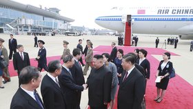 Návštěva čínského prezidenta v KLDR. Mim pro Sia připravil masovou slavnost.