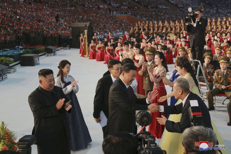 Návštěva čínského prezidenta v KLDR. Mim pro Sia připravil masovou slavnost.