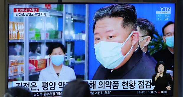 Covidová katastrofa v KLDR: Lidé se „léčí“ slanou vodou s bylinami. Co udělá diktátor Kim?
