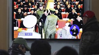 Unikátní záběr ze zatýkání strýce Kim Čong-una: Teď ho nejspíš popraví za sukničkářství
