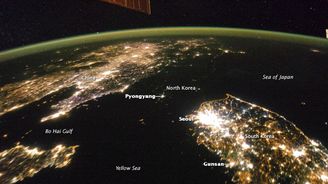 NASA ukázala Severní Koreu v noci. Na rozdíl od jiného světa, je to jen temnota 