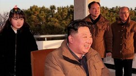 Šest z deseti Severokorejců živoří: Kimova dcera se mezitím promenáduje v bundě za 41 000!
