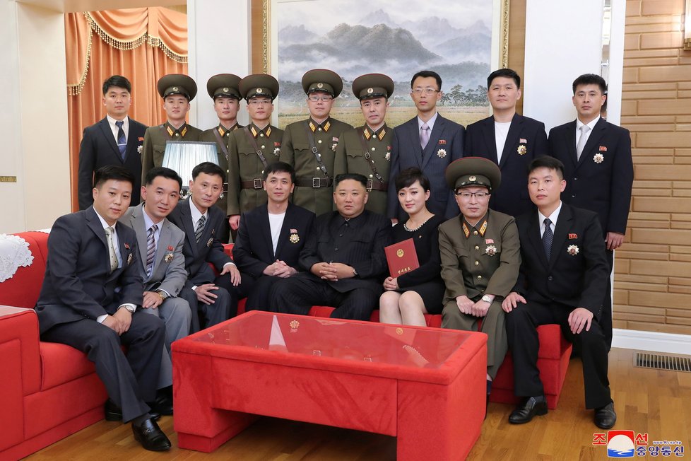 Severokorejský vůdce Kim Čong-un s umělci.