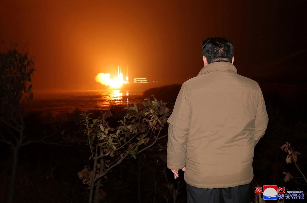 KLDR vyslala špionážní družici na oběžnou dráhu, startu přihlížel diktátor Kim.