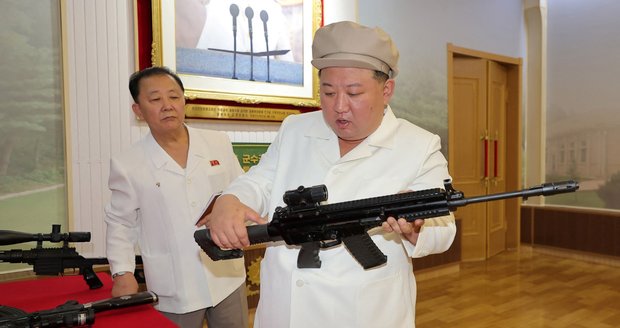 Odulý diktátor Kim na nečekané inspekci: Ve zbrojních závodech si vyzkoušel útočnou pušku
