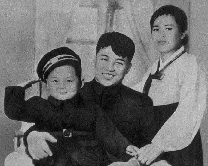 Kim Ir-sen, Kim Čong-il a Kim Čong-suk.