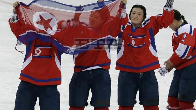Severokorejské hokejistky s národní vlajkou po zápase se Slovinskem na turnaji v Jižní Koreji. Severokorejské hokejistky s národní vlajkou po zápase se Slovinskem na turnaji v Jižní Koreji.