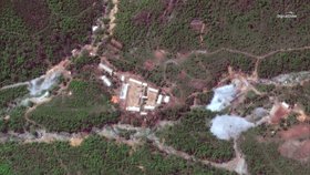Satelitní snímky ukazují místo, kde mělo dojít k demolici hlavního severokorejského jaderného testovacího střediska.