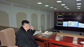 Kim Čong-un na obhlídce v řídicím středisku satelitní kontroly.