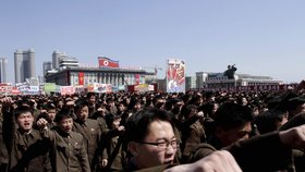 Tisíce Severokorejců se pak sešly na hlavním náměstí v Pchjongjangu, kde se konalo shromáždění na podporu Kimovy výzvy.
