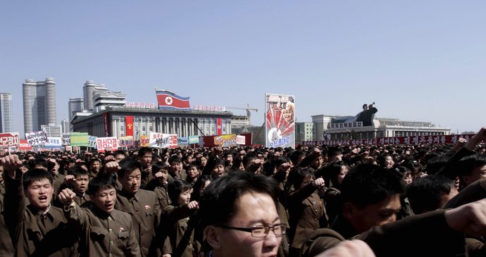 Tisíce Severokorejců se pak sešly na hlavním náměstí v Pchjongjangu, kde se konalo shromáždění na podporu Kimovy výzvy. 