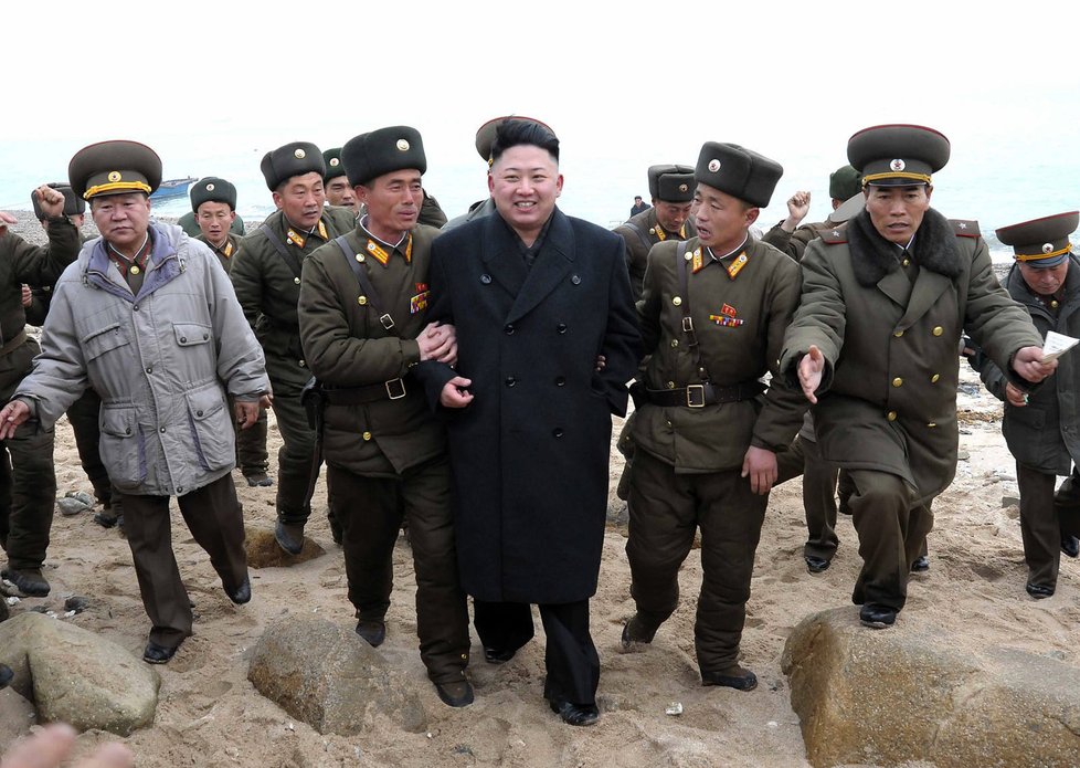 Státní sdělovací prostředky v pátek ráno informovaly, že Kim Čong-un svolal mimořádné vojenské zasedání a podepsal rozkazy o uvedení raket do pohotovosti.
