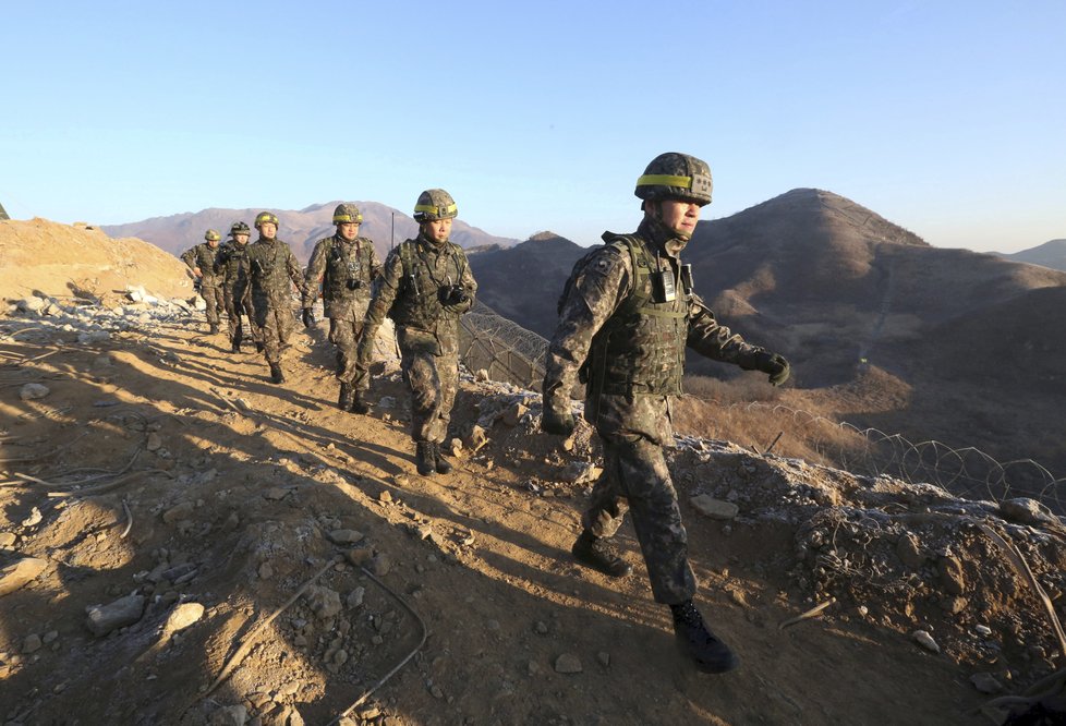 Severo a jihokorejští vojáci se sešli na hranicích, následně provedli inspekci odstranění pohraničních stanovišť.