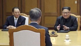 Jihokorejský prezident Mun Če-in (vlevo) a vůdce KLDR Kim Čong-un se setkali v demilitarizované zóně (26. 5. 2018). U jednacího stolu nemohl chybět Kim Jong-čchol.