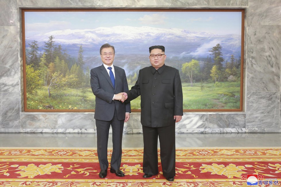 Jihokorejský prezident Mun Če-in (vlevo) a vůdce KLDR Kim Čong-un se setkali v demilitarizované zóně. (26. 5. 2018)