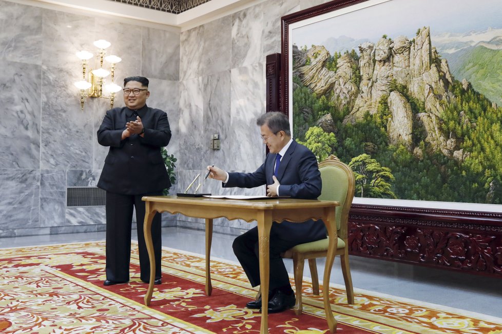 Jihokorejský prezident Mun Če-in (vlevo) a vůdce KLDR Kim Čong-un se setkali v demilitarizované zóně (26. 5. 2018).