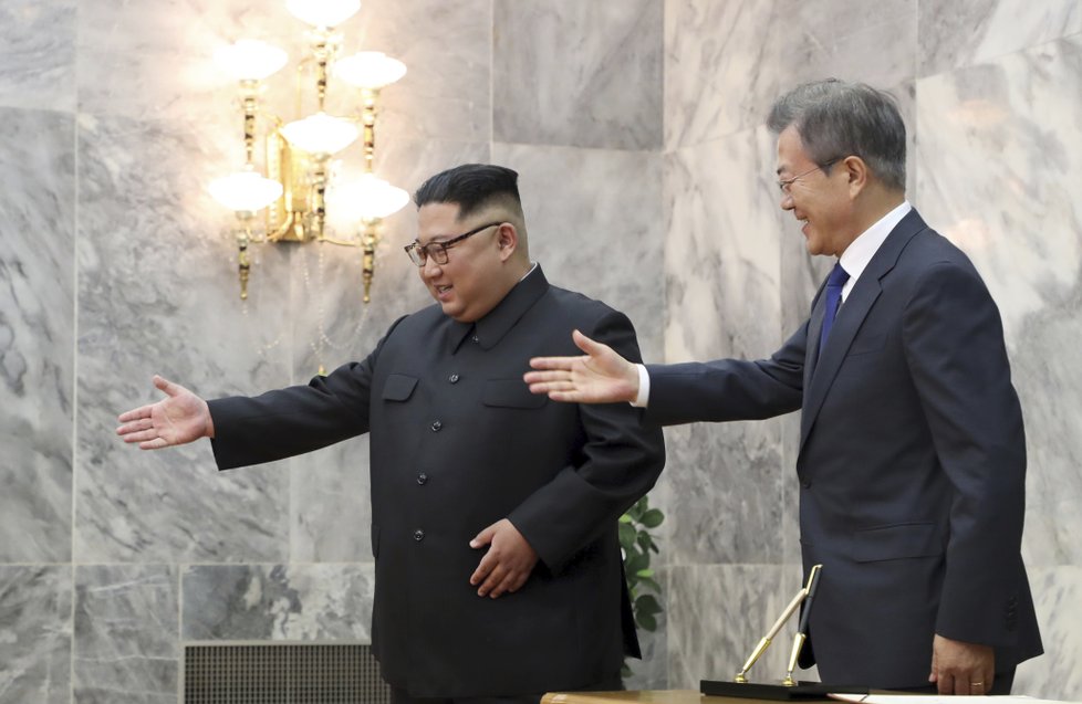 Jihokorejský prezident Mun Če-in (vlevo) a vůdce KLDR Kim Čong-un se setkali v demilitarizované zóně (26. 5. 2018).