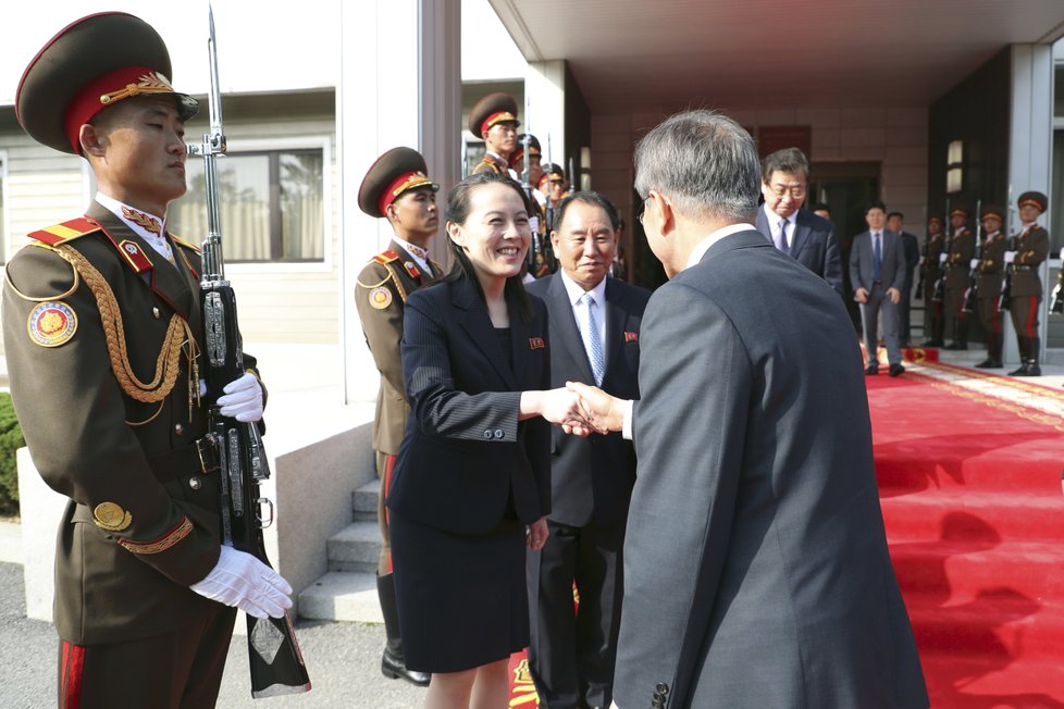 Jihokorejský prezident Mun Če-in (vlevo) a vůdce KLDR Kim Čong-un se setkali v demilitarizované zóně (26. 5. 2018). Kim Čong-una znovu doprovodila i jeho mladšísestra Ki Jo-čong.