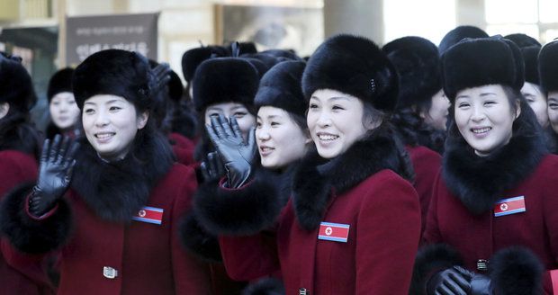 Roztleskávačky z KLDR dorazily do Jižní Koreje. Dorazí i Kimova sestra