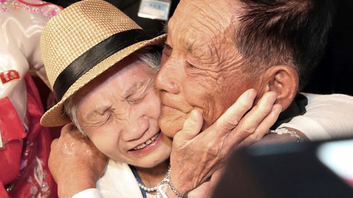 I Kum-son, které je 92 let, se setkala se svým synem. Když ho viděla naposledy, když mu byly čtyři roky. Dnes je mu 71 let. 