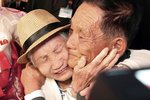 I Kum-son, které je 92 let, se setkala se svým synem. Když ho viděla naposledy, když mu byly čtyři roky. Dnes je mu 71 let.