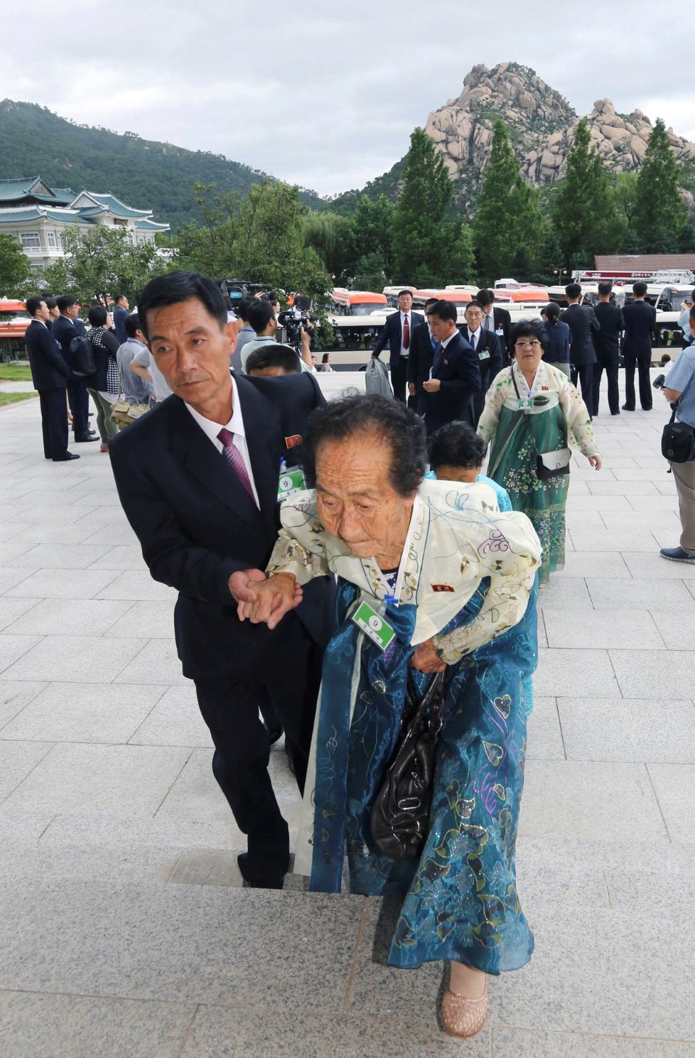Rodiny rozdělené korejskou válkou se setkaly po desítkách let.