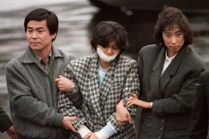 Bývalá severokorejská agentka Kim Hjon-hui po příletu do Jižní Korey v roce 1987.