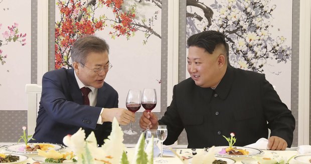 Nejdřív na ně chtěl hodit atomovku, teď chce po 60 letech návštěvu: Kim zamíří do Soulu