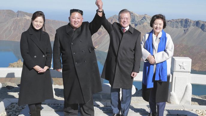 Kim Čong-un a Mun Če-in s manželkami