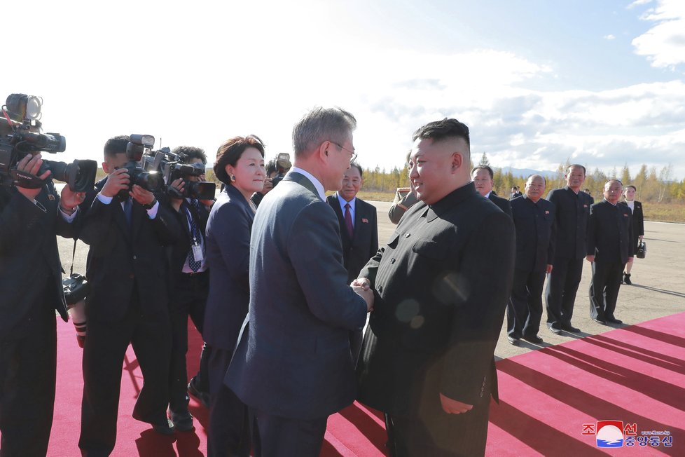 Vůdce KLDR Kim Čong-un letos pozastavil jaderné a raketové testy a zahájil sérii diplomatických jednání, jejichž cílem je odstranění nukleárních zbraní z Korejského poloostrova.