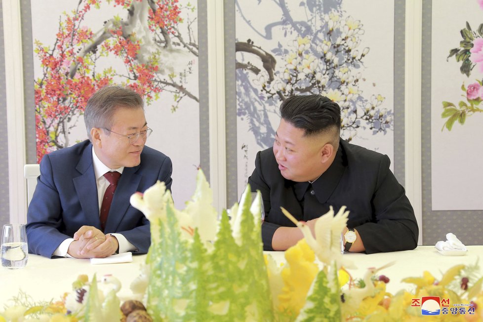 Kim Čong-un a Mun Čen-in se během roku 2018 několikrát sešli, aby jednali o smíření. Závěrečný oběd záříjového korejského summitu.