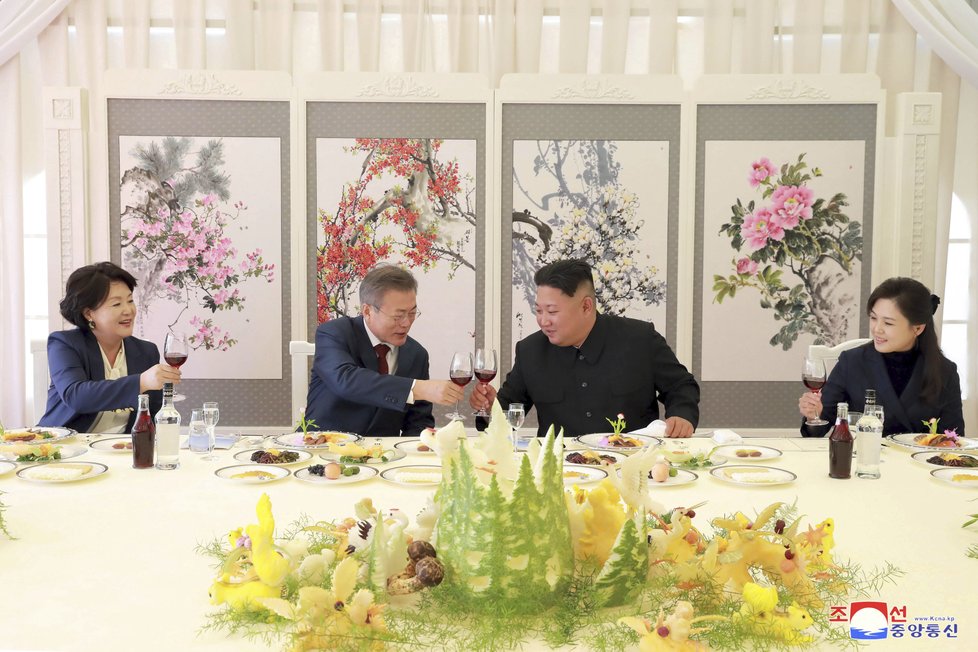 Kim Čong-un a Mun Čen-in se během roku 2018 několikrát sešli, aby jednali o smíření. Závěrečný oběd záříjového korejského summitu.