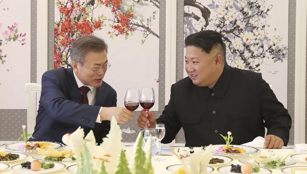 Kim Čong-un a Mun Čen-in se během roku 2018 několikrát sešli, aby jednali o smíření. Poslední přípitek na trvalý korejský mír.