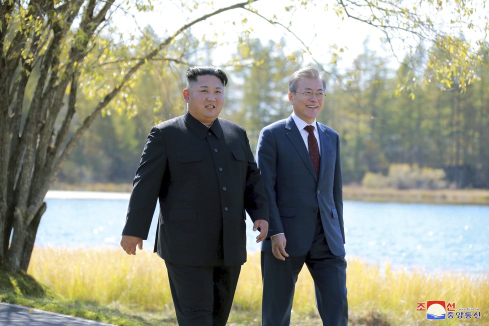 Kim Čong-un a Mun Čen-in se během roku 2018 několikrát sešli, aby jednali o smíření.