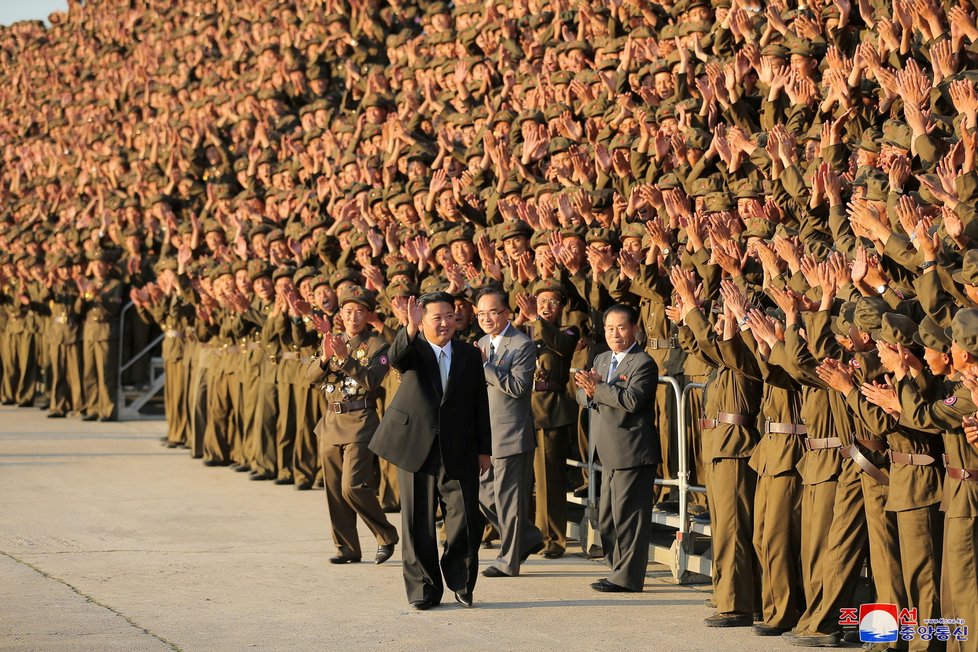 Kim Čong-un na vojenské přehlídce.