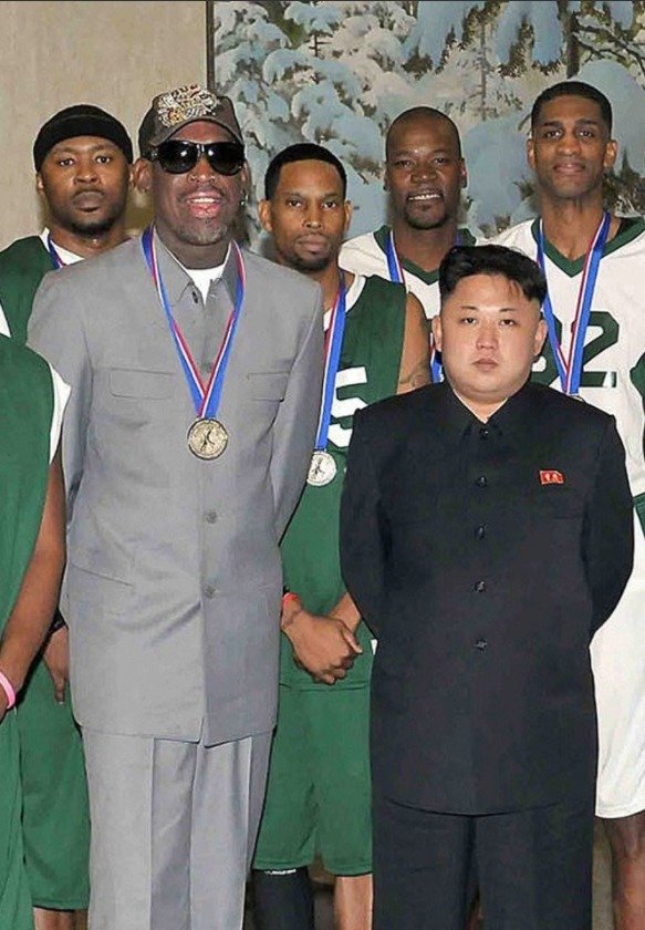 Kim Čong-un s americkým basketbalistou Dennisem Rodmanem.