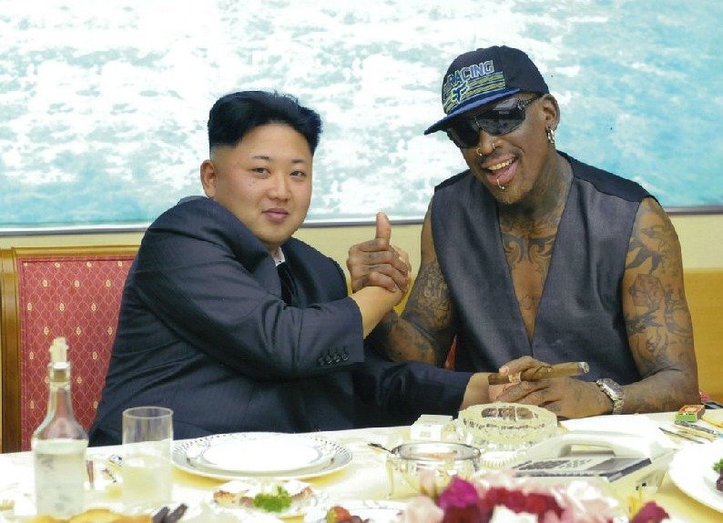 Kim Čong-un s americkým basketbalistou Dennisem Rodmanem.