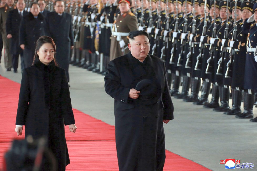 Vůdce KLDR Kim Čong-una do Číny doprovázela jeho manželka Ri Sol-ču (7.01.2019).