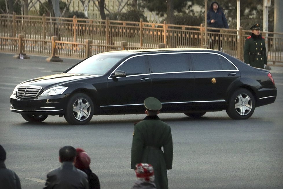 Severokorejský vůdce Kim Čong-un opustil Čínu, na nádraží odjel v limuzíně, doprovázela ho početná ochranka, (9.01.2019).