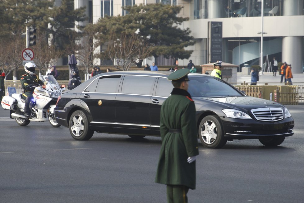 Severokorejský vůdce Kim Čong-un opustil Čínu, na nádraží odjel v limuzíně, doprovázela ho početná ochranka, (9.01.2019).