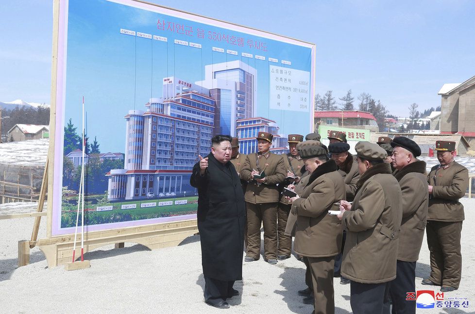 Kim Čong-un o víkendu provedl inspekci na stavbě plážového resortu, zastavil se i v továrnách a novém obchodním středisku. (8.4.2019)