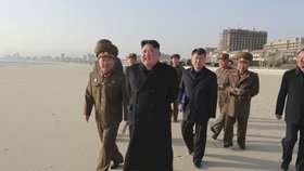 Kim Čong-un o víkendu provedl inspekci na stavbě plážového resortu, zastavil se i v továrnách a novém obchodním středisku, (8.04.2019).