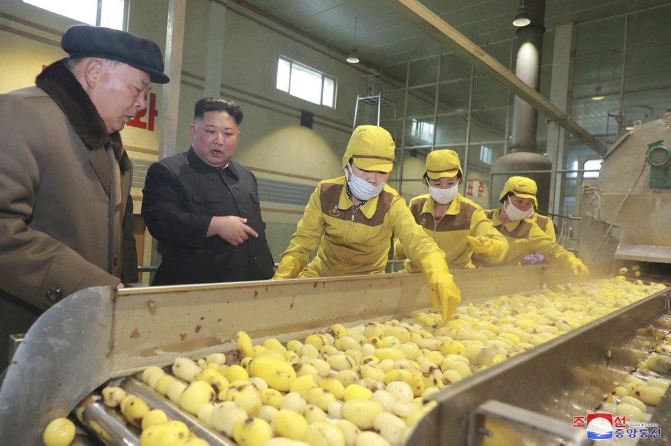 Kim Čong-un o víkendu provedl inspekci na stavbě plážového resortu, zastavil se i v továrnách a novém obchodním středisku, (08.04.2019).