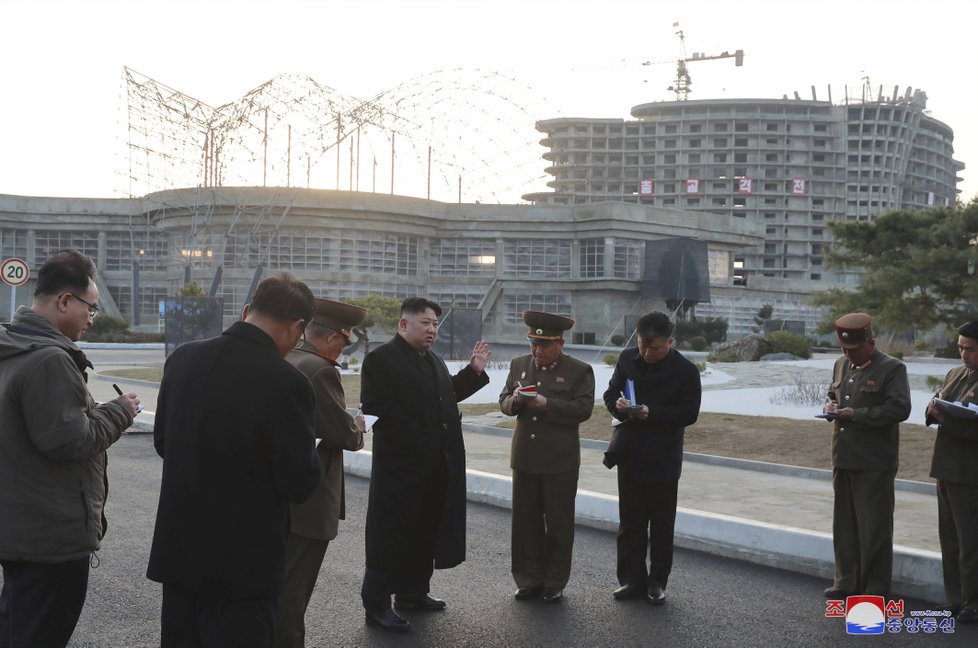 Kim Čong-un o víkendu provedl inspekci na stavbě plážového resortu, zastavil se i v továrnách a novém obchodním středisku, (8.04.2019).